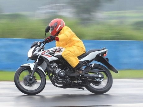 Basah-basahan dengan Honda CB150R StreetFire