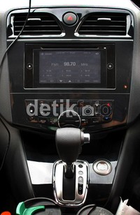 Mobil ini mengusung transmisi otomatis.