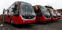 Bus TransJakarta ini terparkir di Pool Damri, Pesing, Jakarta Barat, Kamis (13/12/2012).