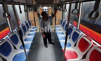 Kursi penumpang armada baru TransJakarta berjumlah 40 buah. Kursi tersebut berwarna merah dan biru.