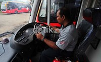Seorang pengemudi melakukan ujicoba di Pool Damri, Pesing, Jakarta Barat.