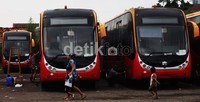 Bus ini berbentuk gandeng dan masih dikelir dengan warna oranye.