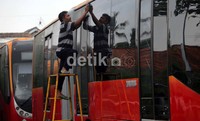 Petugas membersihkan bus TransJakarta di Pool Damri, Pesing, Jakarta Barat.
