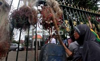 Dalam aksinya mereka menuntut kepada pemerintah untuk menghormati, melindungi dan memenuhi hak-hak konstitusional nelayan sebagai warga negara.