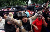 Dalam aksinya mereka membawa BH untuk menyindir pejabat publik yang berpoligami.