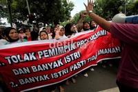 Demonstran berorasi dan meneriakan yel-yel.