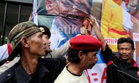 Aksi ini juga diikuti oleh sejumlah kaum pria.