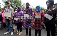 Mereka juga melakukan aksi teaterikal.
