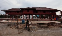 Sejumlah pekerja beraktivitas merenovasi bangunan cagar budaya rumah Si Pitung.