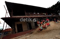 Sejumlah anak bermain di gundukan pasir di sekitar rumah Si Pitung.