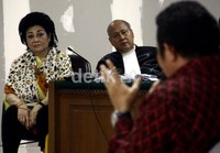 Hartati mendengarkan kesaksian yang disampaikan mantan Bupati Buol Amran Batalipu. Ramses/detikFoto.