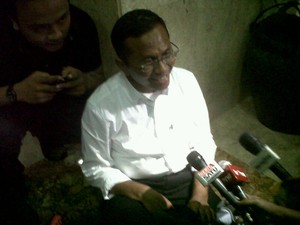 Rapat 5 Jam di DPR, Dahlan Selonjoran di Lantai