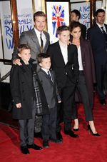 Victoria Beckham Tampil Stylish