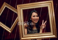 Pose 'peace sign' Ayu Ting Ting. GusMun/detikHOT.