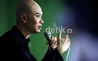 Pemilihan Gedung Kesenian Jakarta adalah karena ketertarikan dirinya terhadap artistik yang juga merupakan bagian dari sebuah seni, termasuk sulap dan mentalist.