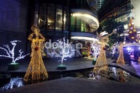 Pernak-pernik penyambutan Natal, menghiasi kawasan Lippo Mal Kemang, Jakarta, Kamis (13/12).