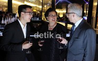 CEO Lippo Malls Indonesia, Michael Riady (kiri), tengah berbincang bersama Duta Besar Filipina untuk Indonesia, Maria Rosaria (tengah) dan Duta Besar Italia untuk Indonesia, Federico Failla, saat acara Grand Opening Lippo Mal Kemang.