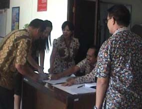 Ratusan PNS Pemkab Malang Kencing Bersama di Pendopo