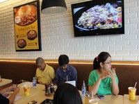 Perut pasti akan semakin lapar karena adanya gambar menu di dinding dan TV yang menayangkan video langkah-langkah memasak hidangan.