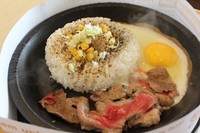 Beef Pepper Rice, salah satu menu favorit di Pepper Lunch. Potongan daging sapi yang langsung dimasak bersama nasi, lada, jagung, dan margarin spesial Pepper Lunch. Yummy!