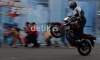 Honda CB150R StretFire dibekali mesin 150cc, 4-Langkah, DOHC, 4-Katup, 6-Kecepatan, berbasis Honda CBR150R yang merupakan flagship Honda di segmen motor sport dengan model full fairing.