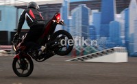 Honda CB150R StretFire mengadopsi salah satu fitur canggih model CBR250R, yaitu sistem suspensi belakang Pro-Link yang mampu menyesuaikan diri dengan berbagai kondisi jalan sehingga membuatnya lebih stabil dan nyaman.