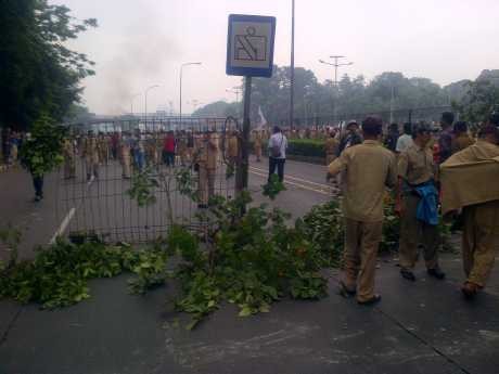 Pendemo Kuasai Jalan Tol dan Arteri Gatot Subroto, Berjoget Diiringi Gamelan
