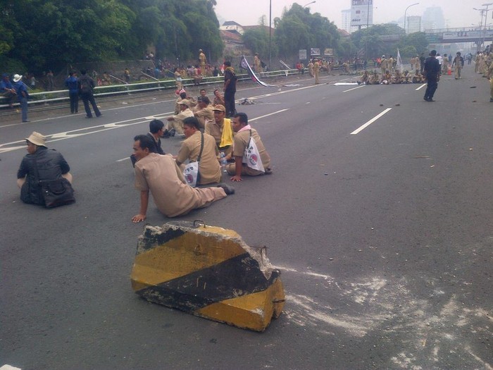 Hercules Bubarkan Aksi Kades yang Tutup Tol Dalam Kota