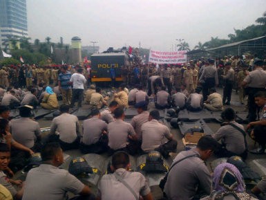 Aparat Desa Paksa Duduki DPR Sambil Lempari Batu, 1 Polisi Terluka