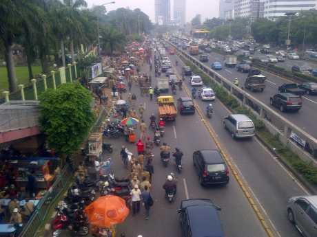 Jalan Arteri Gatot Subroto di Depan DPR Sudah Bisa Dilewati
