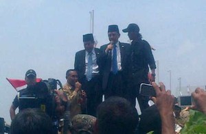 Aaaw...Marzuki Alie Ditimpuki Botol Plastik oleh Pak Kades