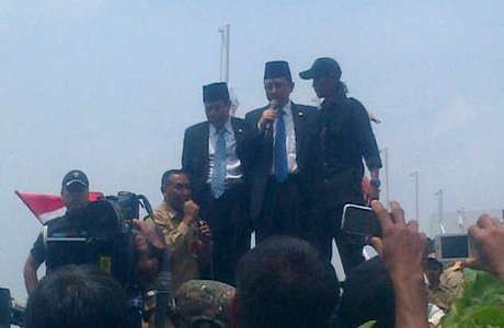 Aaaw...Marzuki Alie Ditimpuki Botol Plastik oleh Pak Kades 