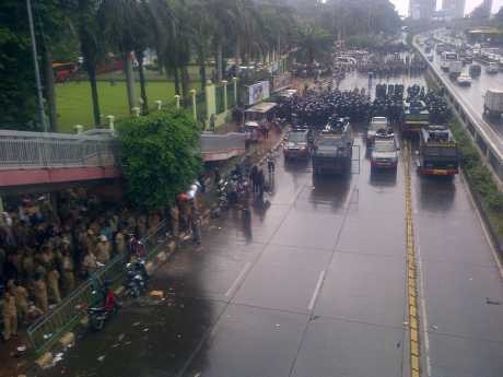 Ribuan Polisi Mulai Pukul Mundur Massa Pak Kades dari DPR