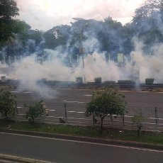 Tembakan Gas Air Mata dari Polisi Membuat Gedung DPR Berasap