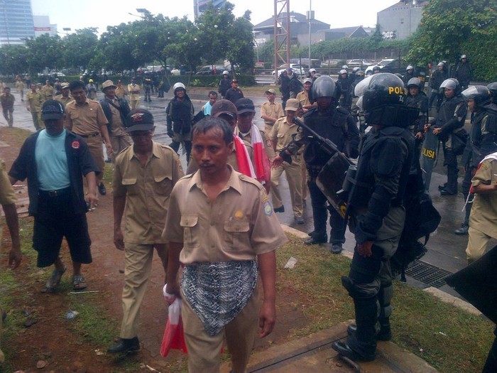 Demo Bubar, Pak Kades Dikawal Polisi ke Parkiran Bus di Senayan