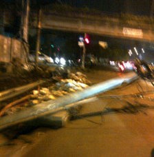 Tiang Listrik Roboh di Jalan RM Margono Tiang Listrik Roboh di Jalan RM Margono