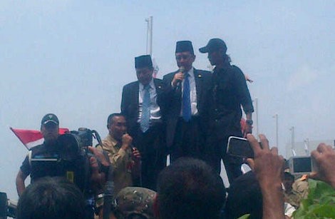 Setir Mobil Golf, Marzuki Alie Temui Perangkat Desa di Halaman DPR