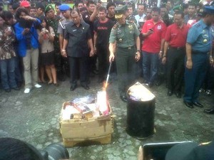 Alat Bantu Seks & Puluhan Ribu Botol Miras Dimusnahkan di Manado