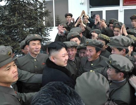 Warga Korut Ramai-ramai Rayakan Keberhasilan Peluncuran Roket