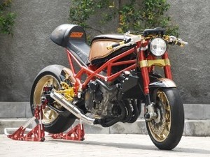 Nyeleneh, Suzuki GSX600 Bergaya Cafe Racer