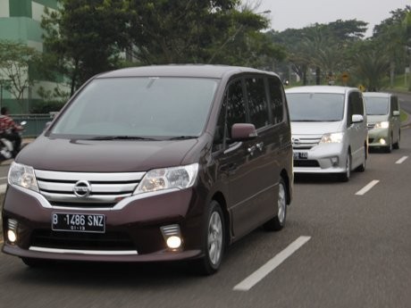 Menjajal Si Bongsor Nissan Serena