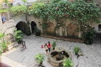 Rumah yang direkonstruksi adalah rumah pejabat berlantai tiga. Banyak perabot mewah dengan sentuhan Eropa. Sayang, tidak diperkenankan mengambil foto di dalam bagian rumah (Ine/detikTravel)