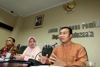 Diskusi ini berlangsung hangat. Para narasumber saling melempar argumen.