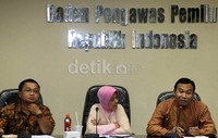Anggota KPU Sigit Pamungkas menyampaikan pendapatnya.