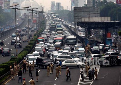 Perangkat Desa Blokir Tol Dalam Kota