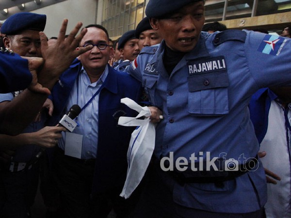 Ruhut Diusir dan Nyaris Dikeroyok Anggota PD