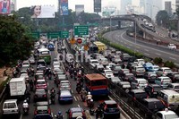 Kemacetan mengular hingga Pancoran.