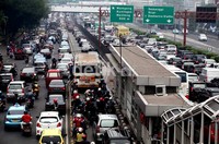 Kemacetan di tol dalam kota itu terjadi karena banyak pendemo yang turun dari bus masuk ke dalam jalan tol.