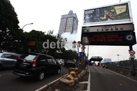 Tidak hanya tol dalam kota, jalur arteri juga macet panjang. Kemacetan ini akibat aksi blokir jalan di depan gedung DPR, Jakarta.