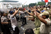 Polisi dan pendemo saling berhadapan. Ramses/detikFoto.